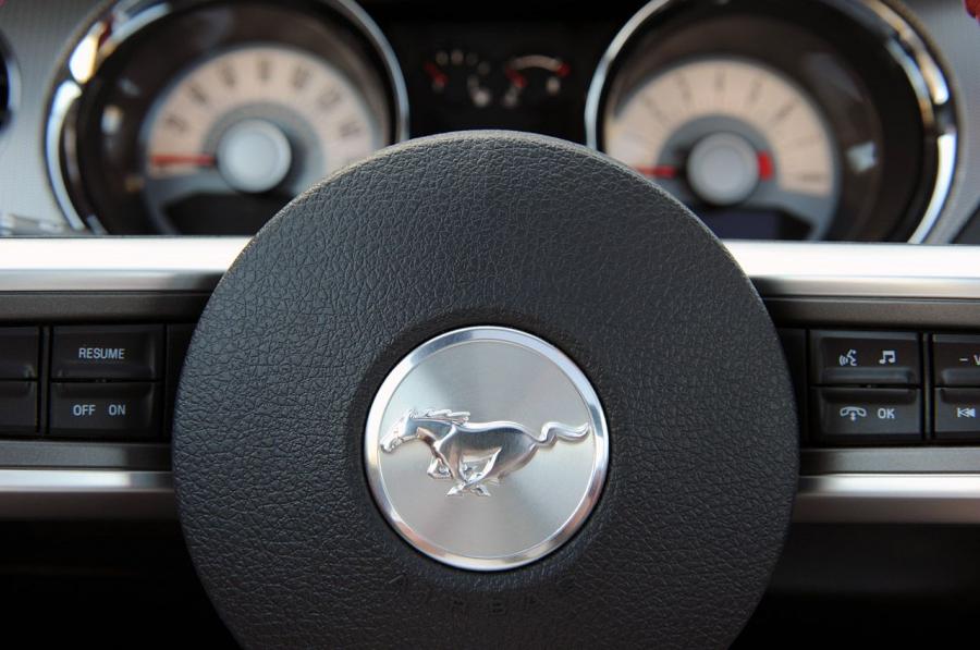  Ford Mustang GT 2011 года  (фото 17 из 90)